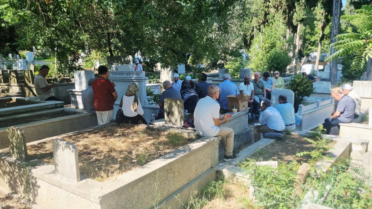 Suleyman arif emre turkiye yazarlar birligi tarafindan kabri basinda anildi 8P8bifag